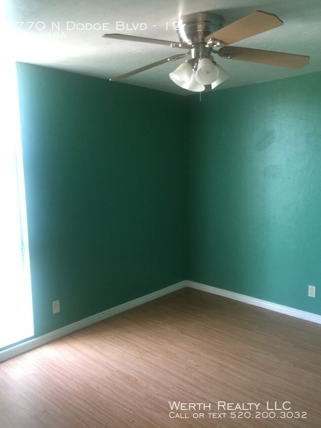 Foto del edificio - 770 N Dodge Blvd