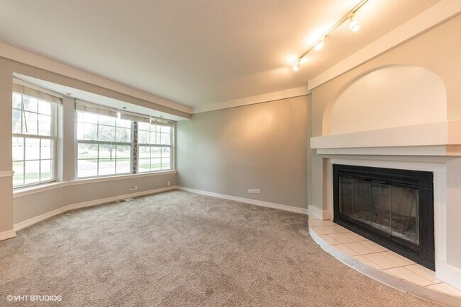 Building Photo - 631 Duxbury Ln
