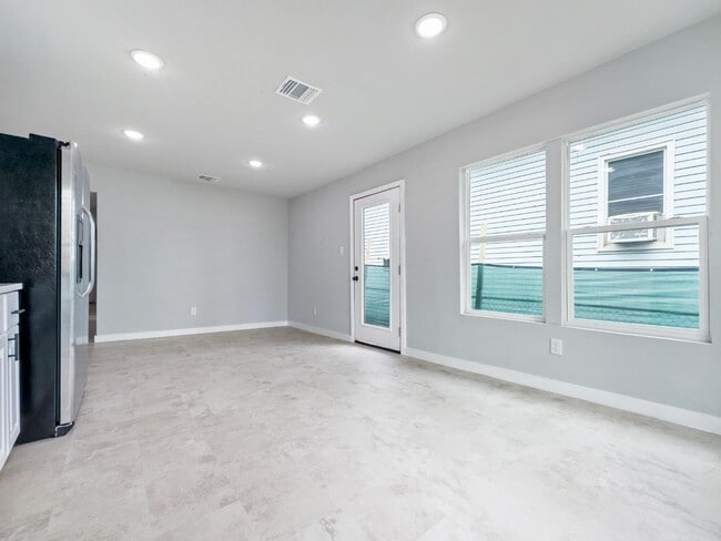 Building Photo - 1606 W Wildwood Dr