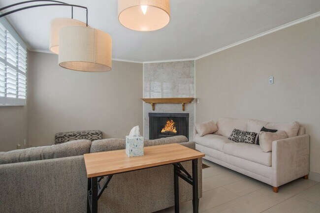 Foto del edificio - Renovated three-bedroom, three-bath 2-stor...