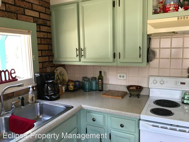 Building Photo - 410 School St