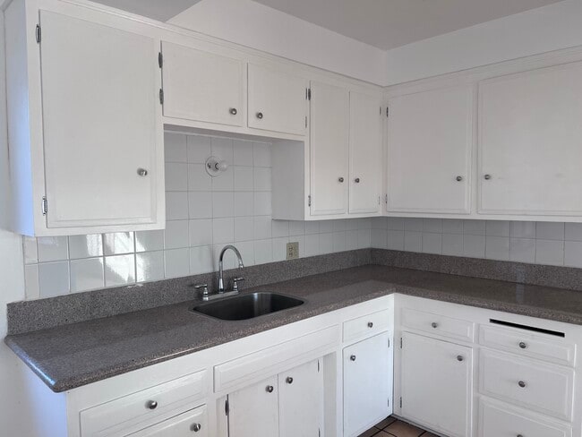 Foto del edificio - 8129 Otis St