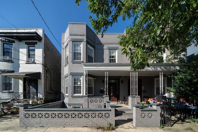 Building Photo - 1306 27th St