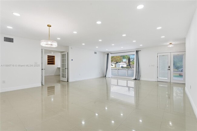 Building Photo - 1400 E Hawthorne Cir