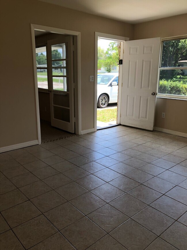 Building Photo - 2 Bed 1 Bath Home | Pet Friendly | Washer ...