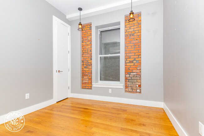 Building Photo - 909 St Marks Ave