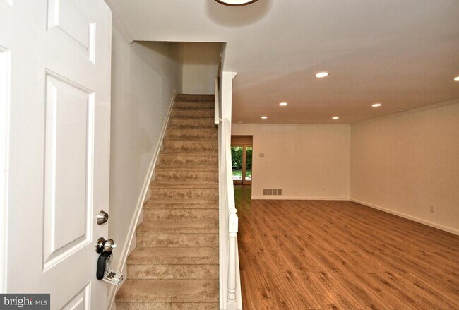 Building Photo - 82 Greenridge Cir