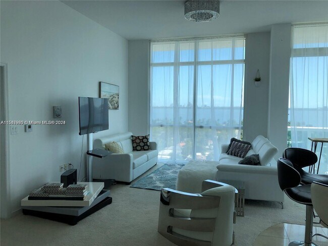 Foto del edificio - 7900 Harbor Island Dr
