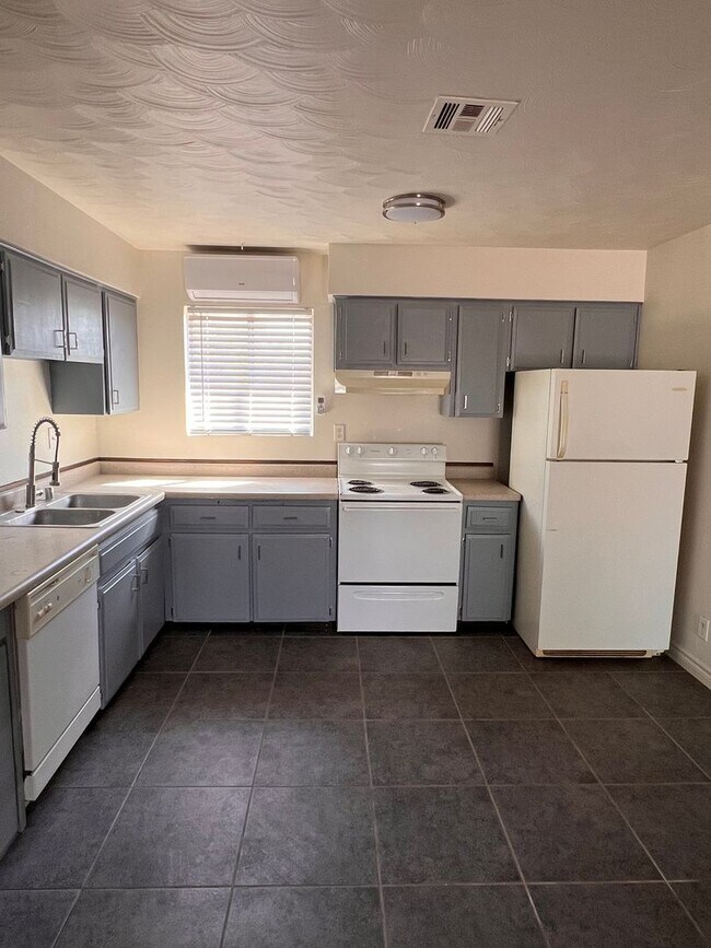 Building Photo - New flooring and paint 3 bedroom home.  Hu...