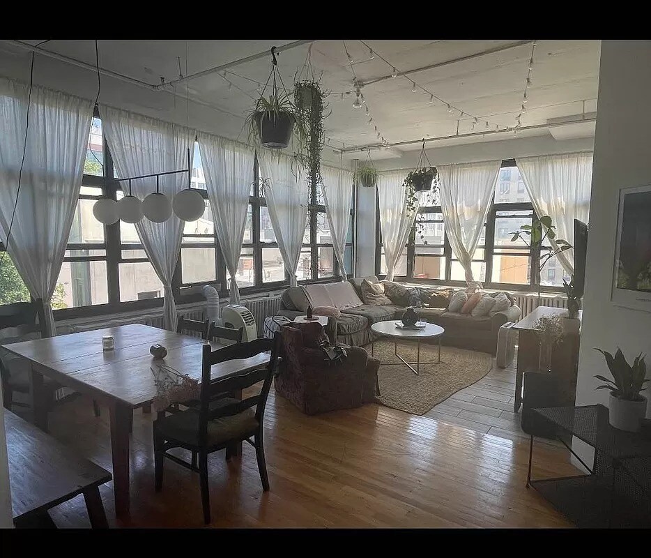 Primary Photo - 315 Berry St
