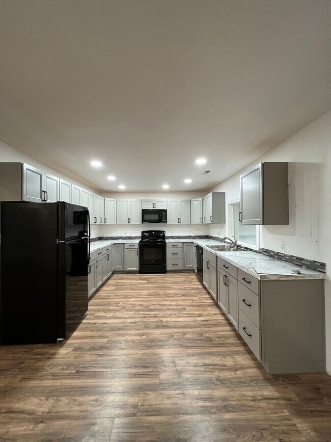 Building Photo - Newly Remodeled Home With River View!