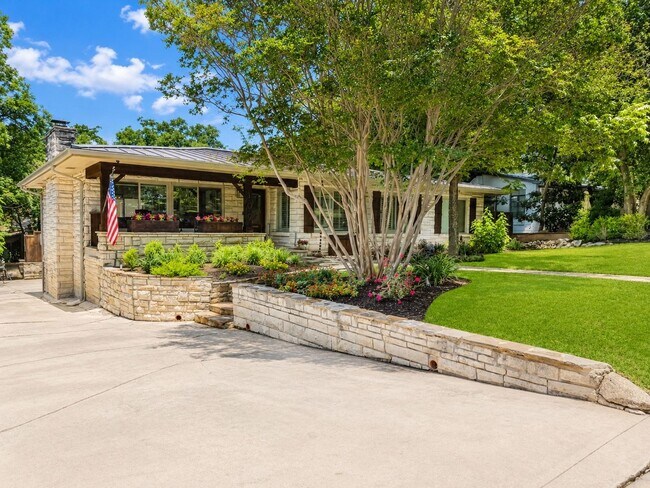 Building Photo - Luxury Terrell Hills Lease with 2025 Remodel, New Salt-Chlorinated Pool & Outdoor Living!  Beauti...