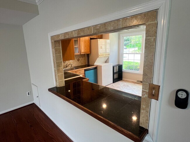 Foto del edificio - 516 Meadow Hall Dr