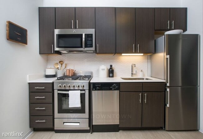 Building Photo - Studio, 1 bath Apartment - 152 W Superior St