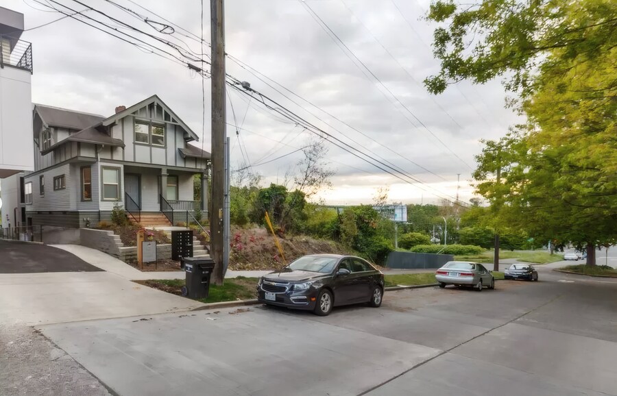 Building Photo - 1609 S Weller St