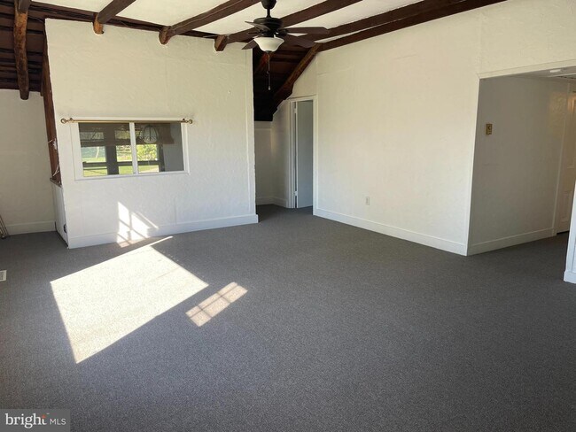 Foto del edificio - 4677 Summit Bridge Rd