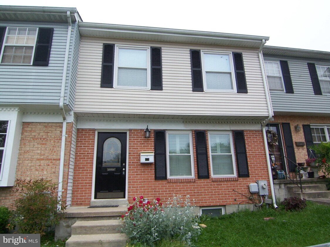 Primary Photo - 678 Yorkshire Dr