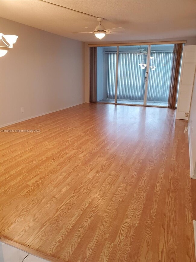Building Photo - 2901 S Palm Aire Dr