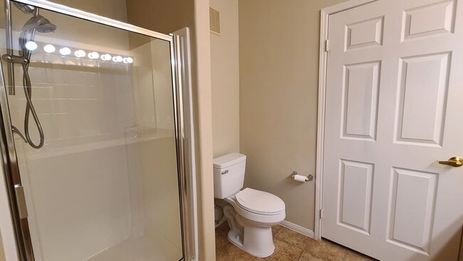Building Photo - 3 Bedroom Downstairs Condo in Gated Community