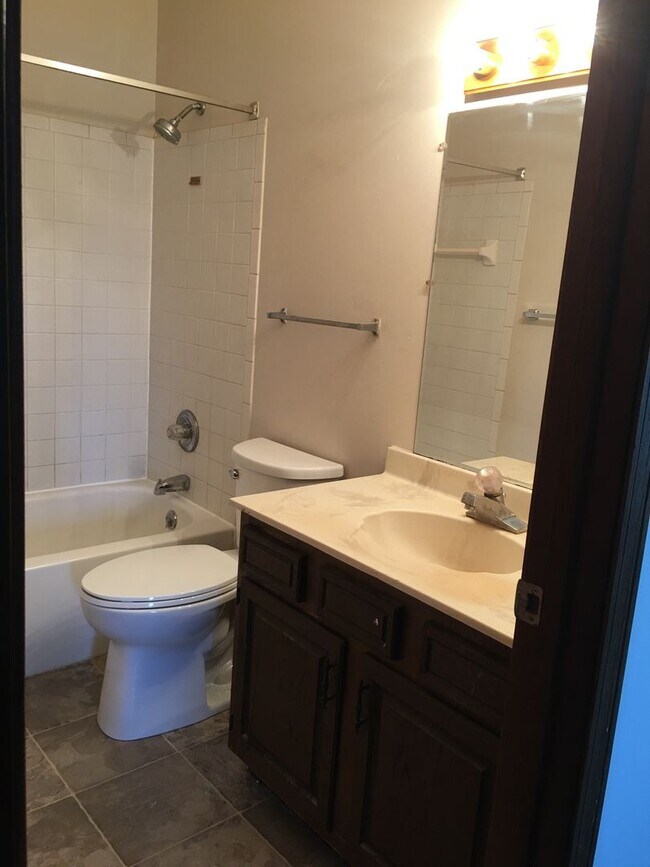 Building Photo - 807 Mitchell Ave