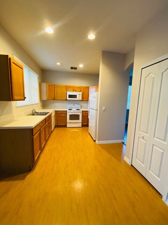 Foto del edificio - 4 br, 2.5 bath House - 2015 Surrey Glen Dr