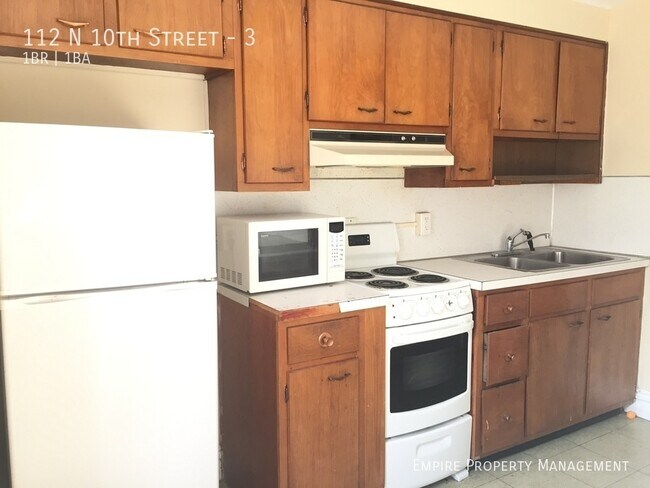 Building Photo - 3rd Floor: 1 Bedroom / 1 Bathroom Apartmen...