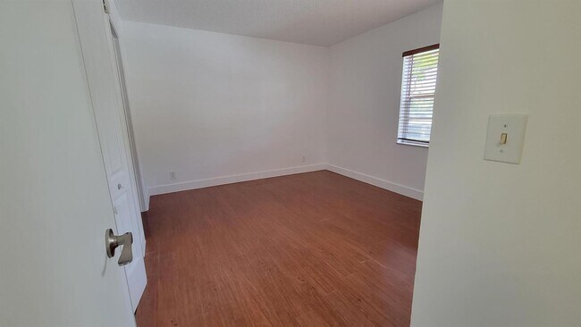 Foto del edificio - 3712 N University Dr