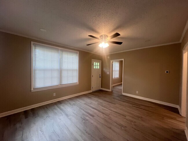 Building Photo - AVAILABLE TO SHOW!