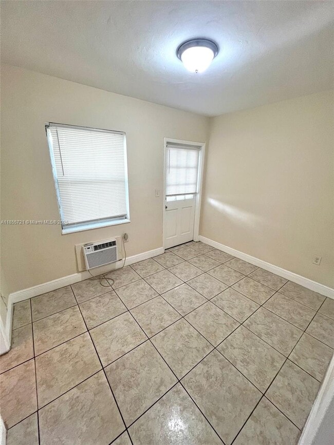Foto del edificio - 698 NE 85th St