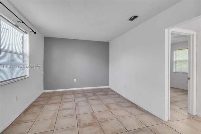 Foto del edificio - 8315 NE Miami Ct