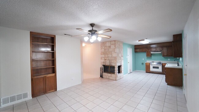 Foto del edificio - FOR LEASE! 3 BR - 2 BA - 1 Car Garage - Br...