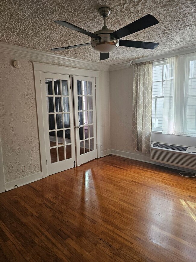 Foto del edificio - Uptown 1 Bedroom, 1 Bath, Swimming Pool, 1 block from St. Charles