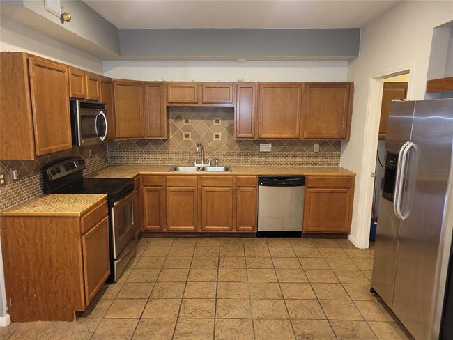 Building Photo - 940 Wycliffe Dr