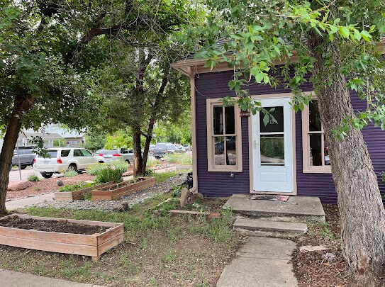 Patio lateral con caja de verduras - 1840 Spruce St