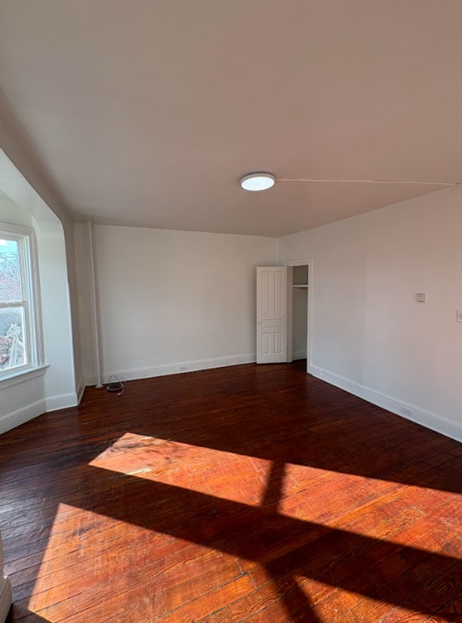 Building Photo - COMING SOON! 3 Bedroom Apartment - York City SD