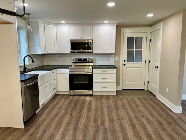 Building Photo - 454 River Corner Rd