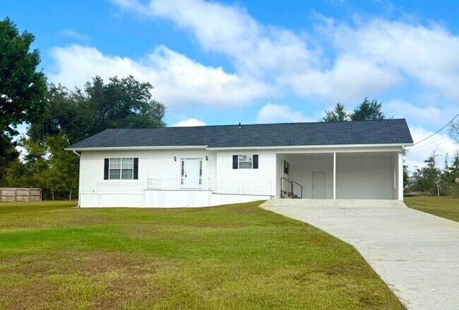 Foto del edificio - Executive 3 Bedroom / 2 Bath Home in Marianna, Florida
