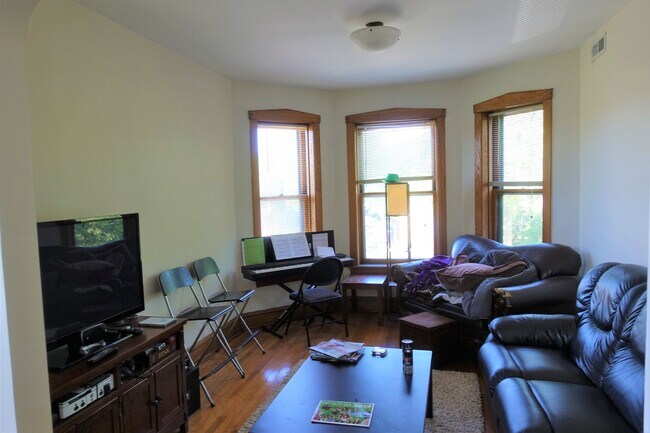 Foto del edificio - 2116 N Oakley Ave