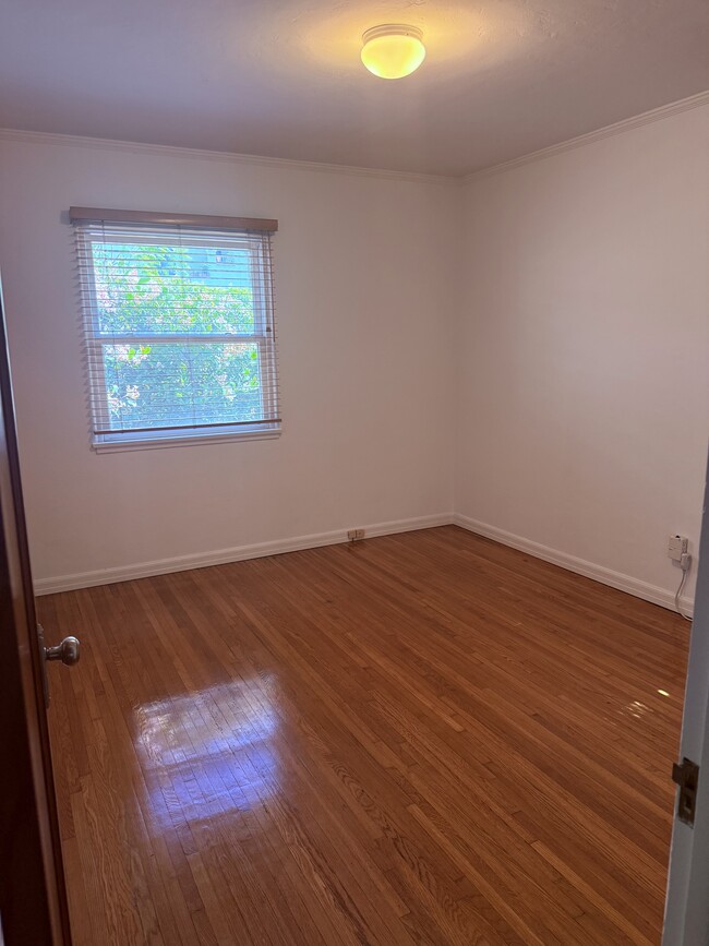 Building Photo - 1023 S Stanley Ave