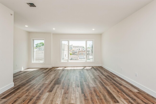 Building Photo - 6113 Buchanan Pl