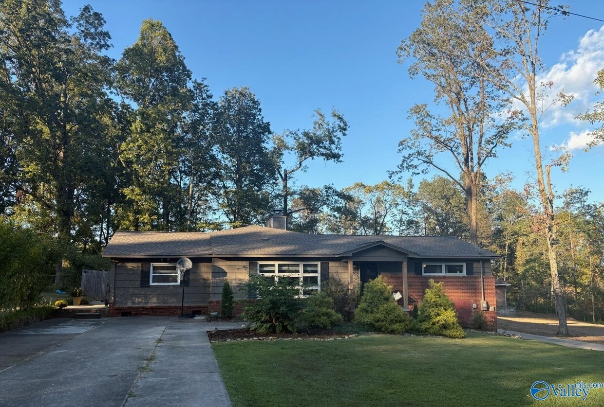 Primary Photo - 4728 Panorama Dr SE