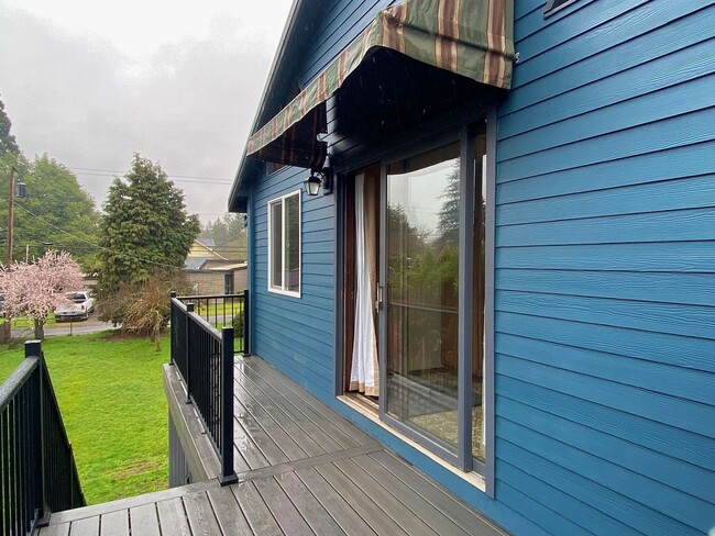 Building Photo - PRIVATE, SPACIOUS GLADSTONE STUNNER!! ALL UTILITIES INCLUDED!!