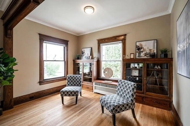 Building Photo - Amazing 5-Bedroom, 2.5 Bathroom Updated Ho...