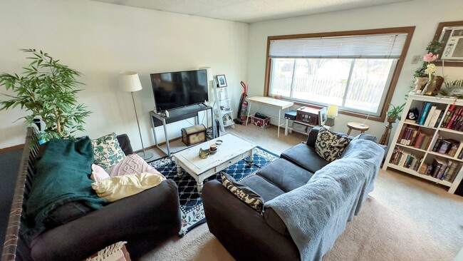 Building Photo - 3 Bed 1 Bath Apartment - Available Septemb...