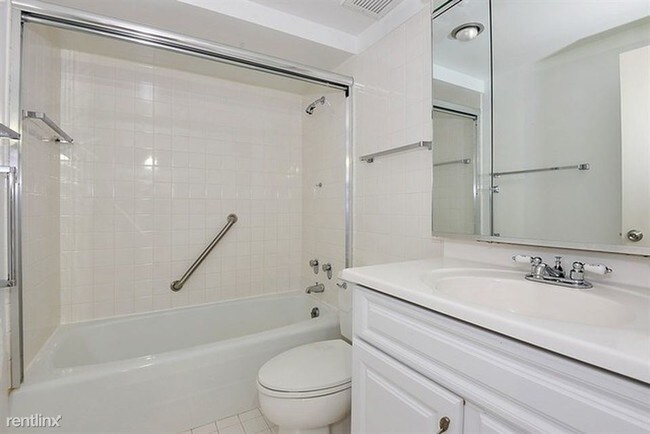 Building Photo - 2 br, 2 bath Condo - 190 E Delaware Pl