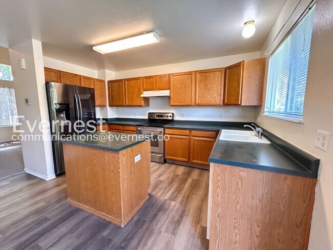 Foto del edificio - 4 Bed, 2.5 Bath Home with Fenced Yard & Garage / Available Soon!