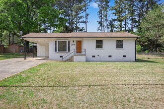 Building Photo - 2806 Fairway Dr