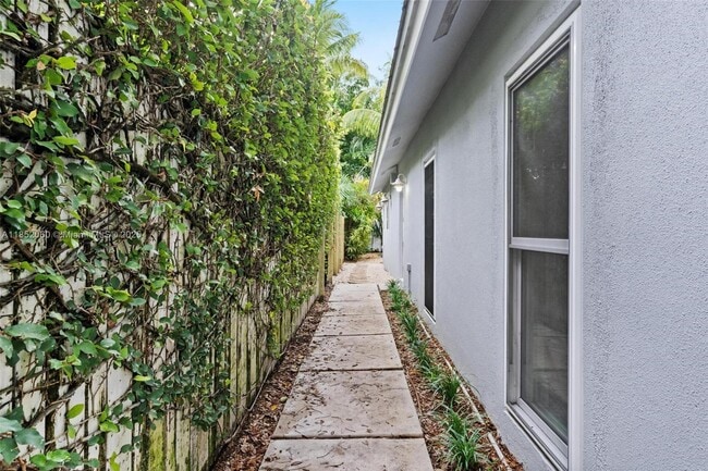 Building Photo - 2558 Trapp Ave