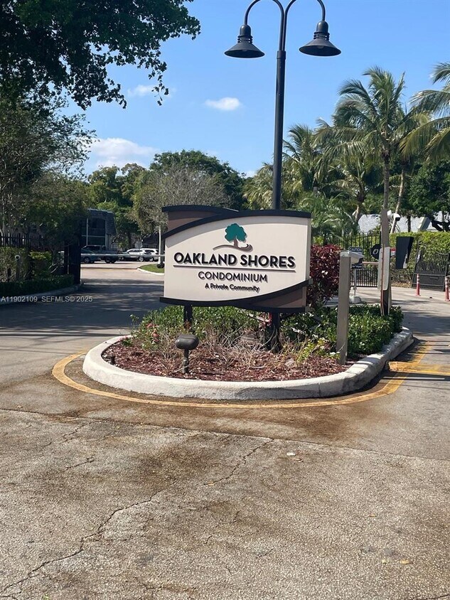 Foto principal - 3125 Oakland Shores Dr