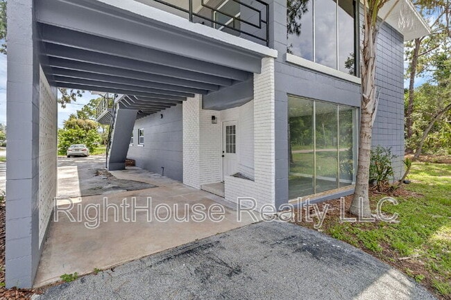 Building Photo - 315 Bayview St